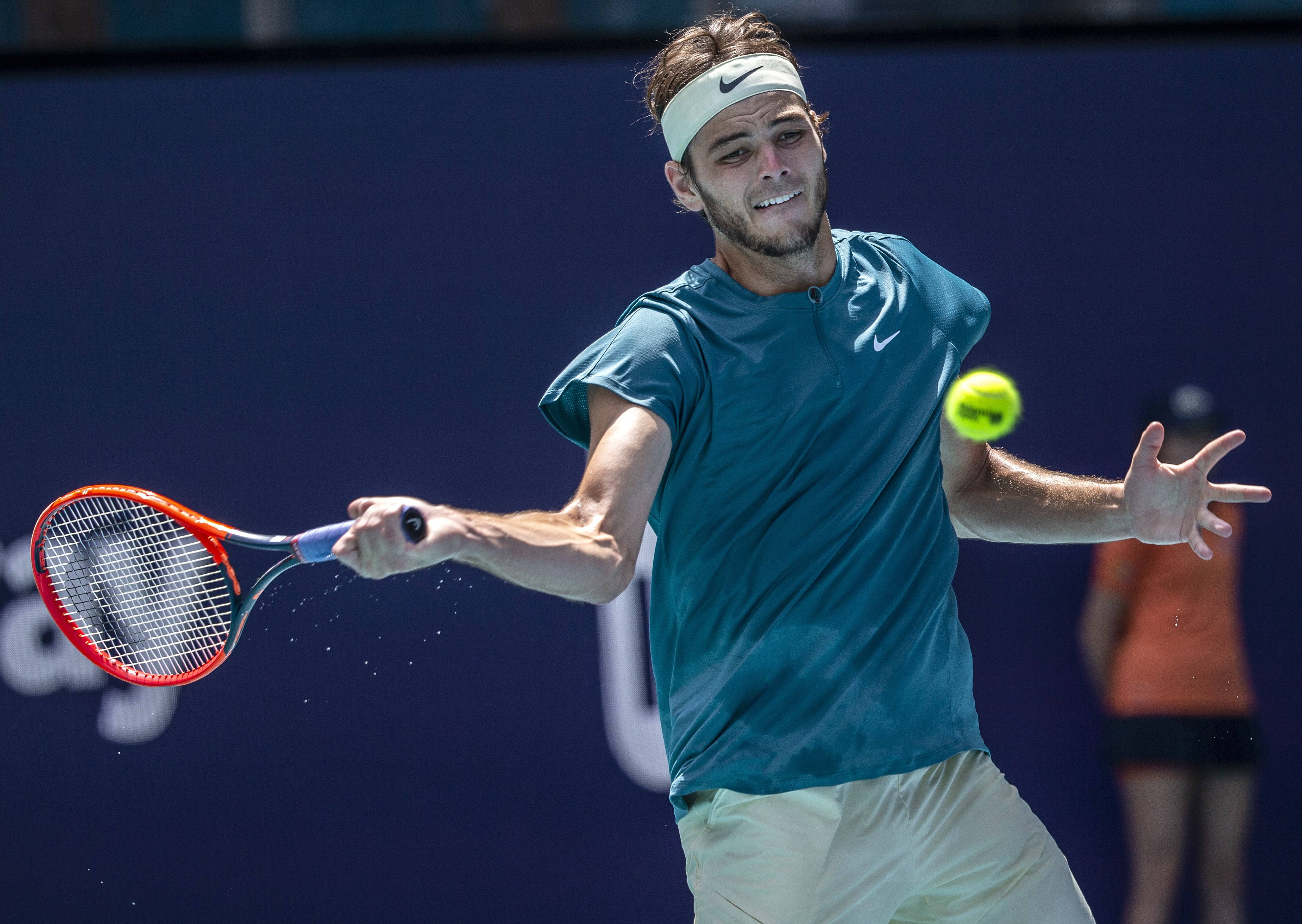 开云体育官网-欧洲网球队鏖战日本网球队，德约科维奇绝境逆转