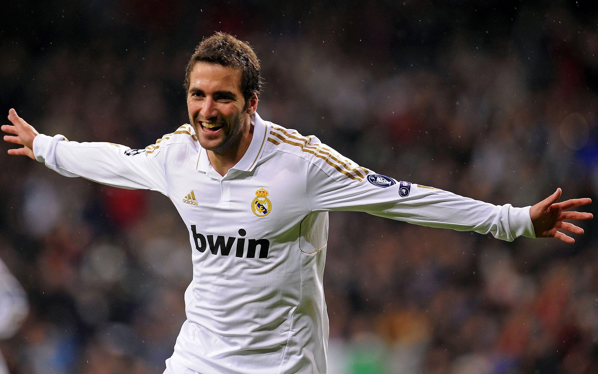 开云官网-欧冠之夜，他为伯纳乌披上白狐裘