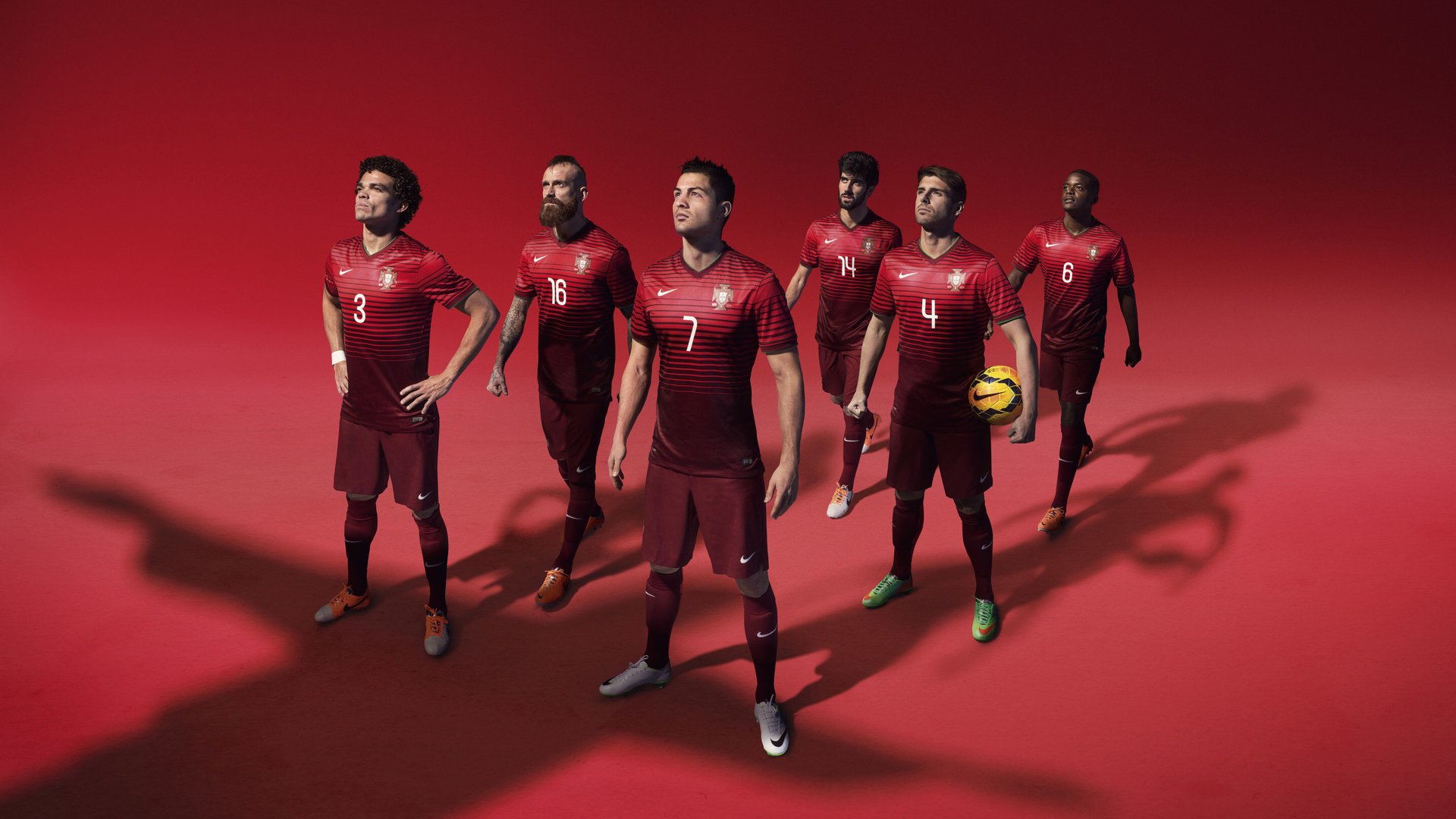 开云官网-中东宿敌间的绿茵硝烟，一人何以改写剧本？